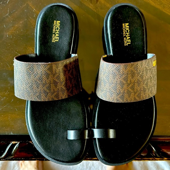 Michael Kors ladies size 7 sandal.
Brand new… Never worn - Picture 1 of 4